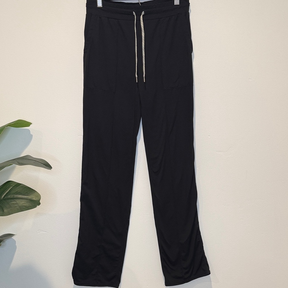 Vuori Women’s Black Drawstring bootcut pants. Small.